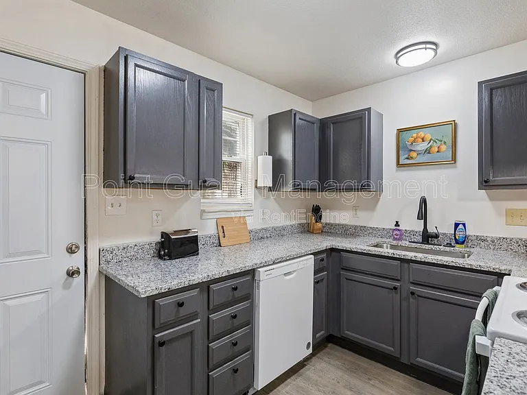 321 W South Ave — Photo 37