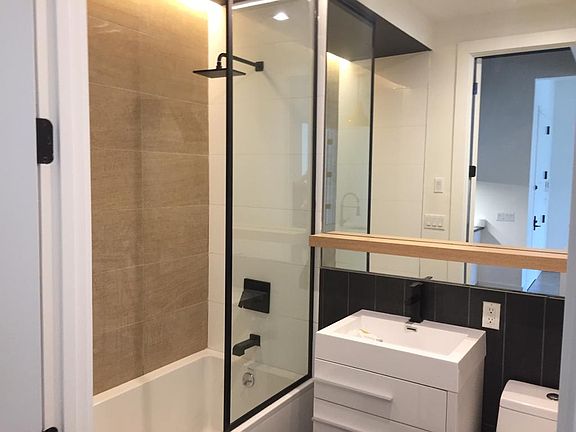 3rd image of 142 Manhattan Ave APT 1B
