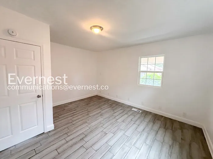 1402 Avenue E — Photo 9