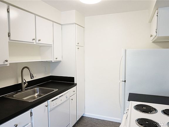 5th image of 3425 S 176th St Unit 160