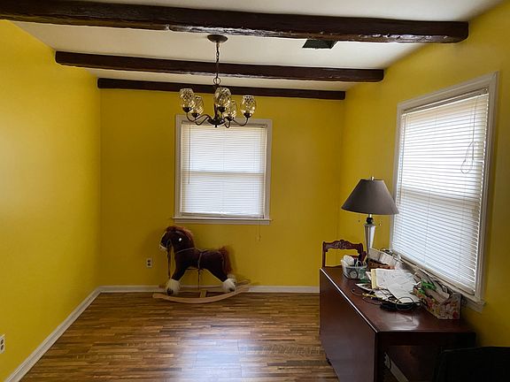 5th image of 811 Hanley Ln