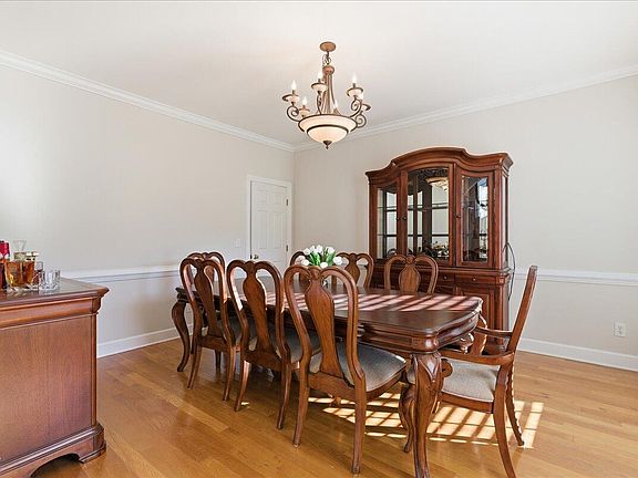 4th image of 280 Longwood Dr