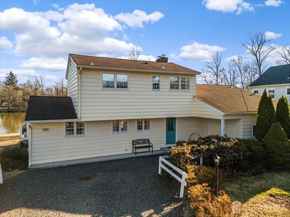 175 Lakeside Dr N, Piscataway, NJ 08854