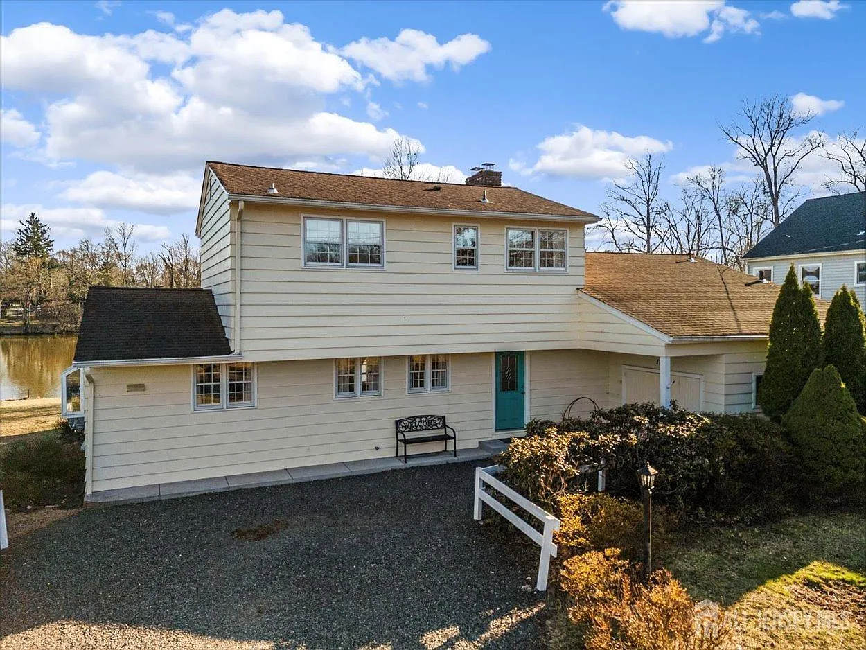175 Lakeside Dr N photo 1