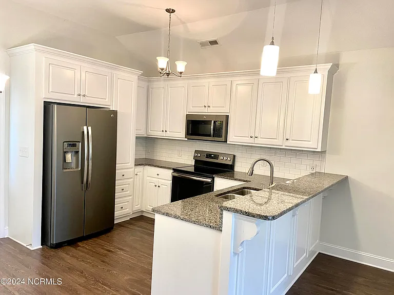733 Seneca Ct — Photo 3