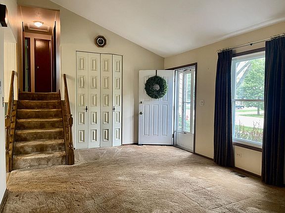 5th image of 300 N Braintree Dr
