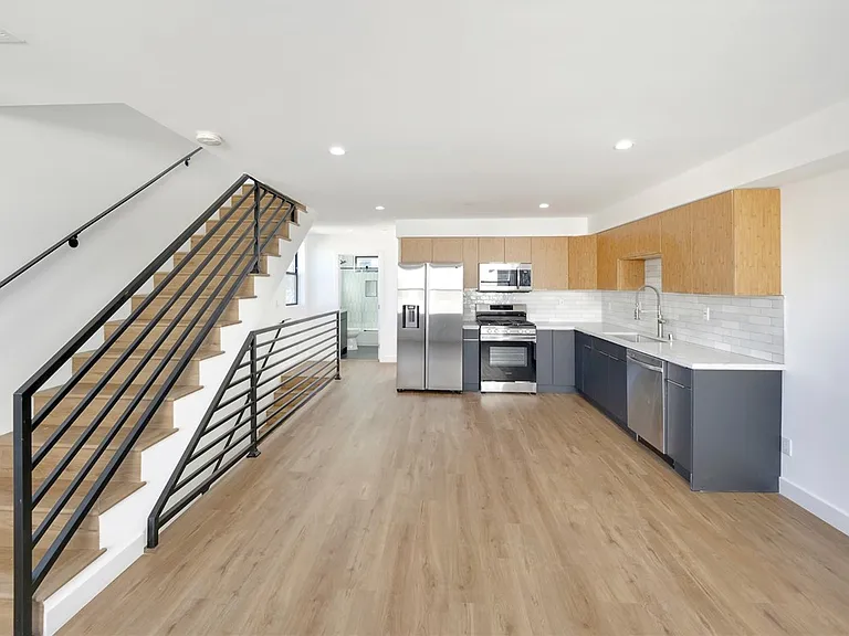 1856 S Redondo Blvd — Photo 8