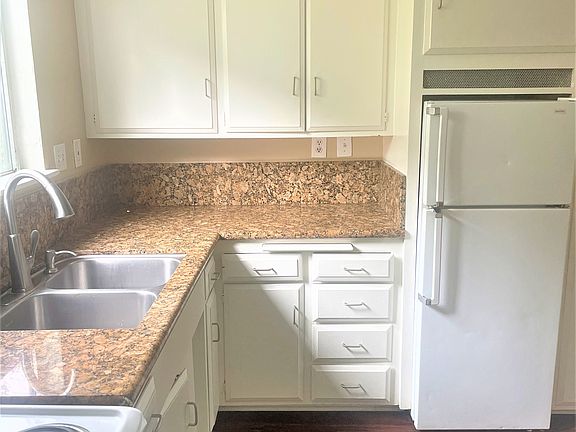 4th image of 913 W 19th St #E