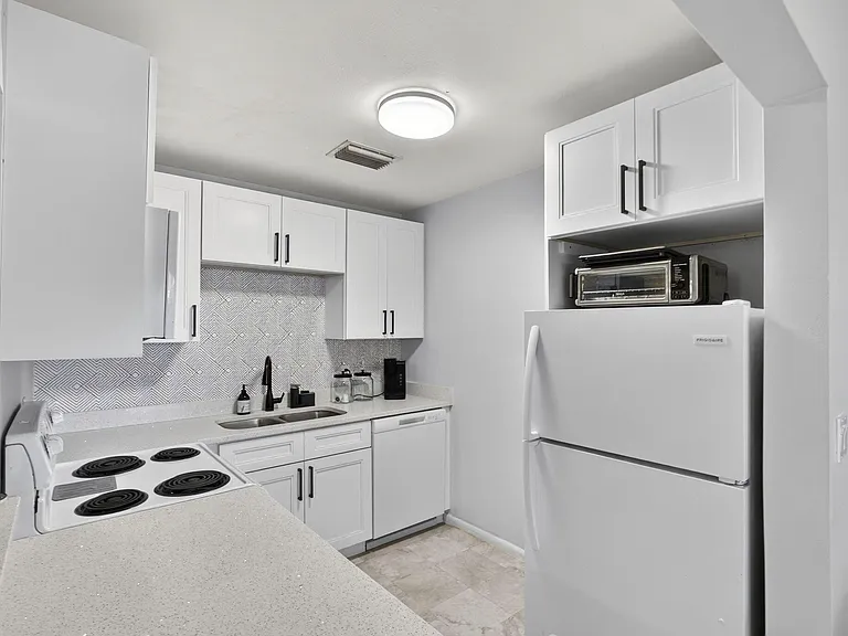 155 Windsor Dr #G — Photo 12