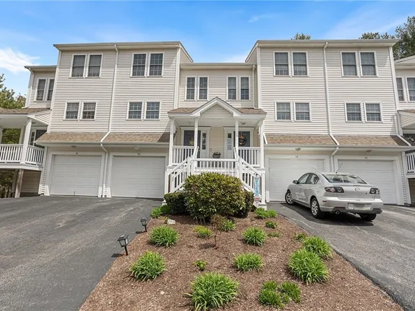 59 Red Brook Ln, West Warwick, RI 02893