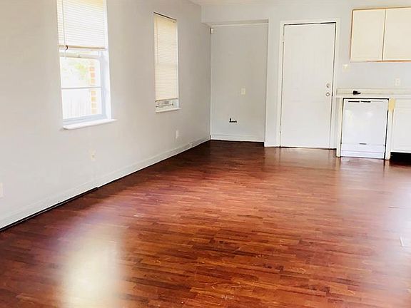 3rd image of 1401 Woodcrest Dr