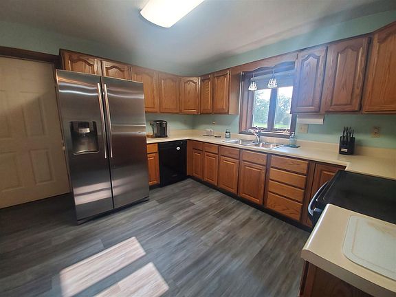 2nd image of 10 Hawthorn Ln