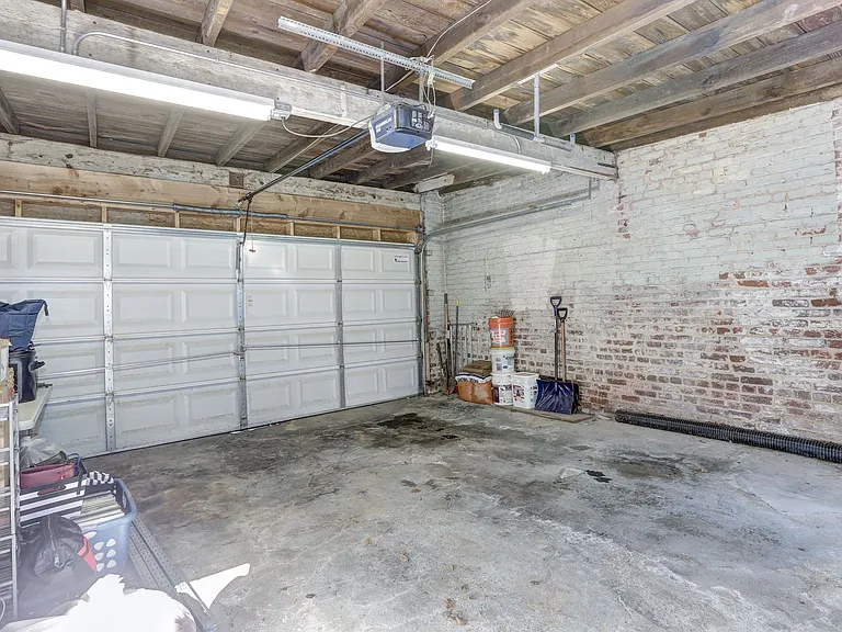 Garage (1 space)