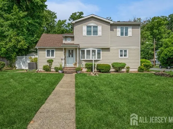 98 Star St, Iselin, NJ 08830