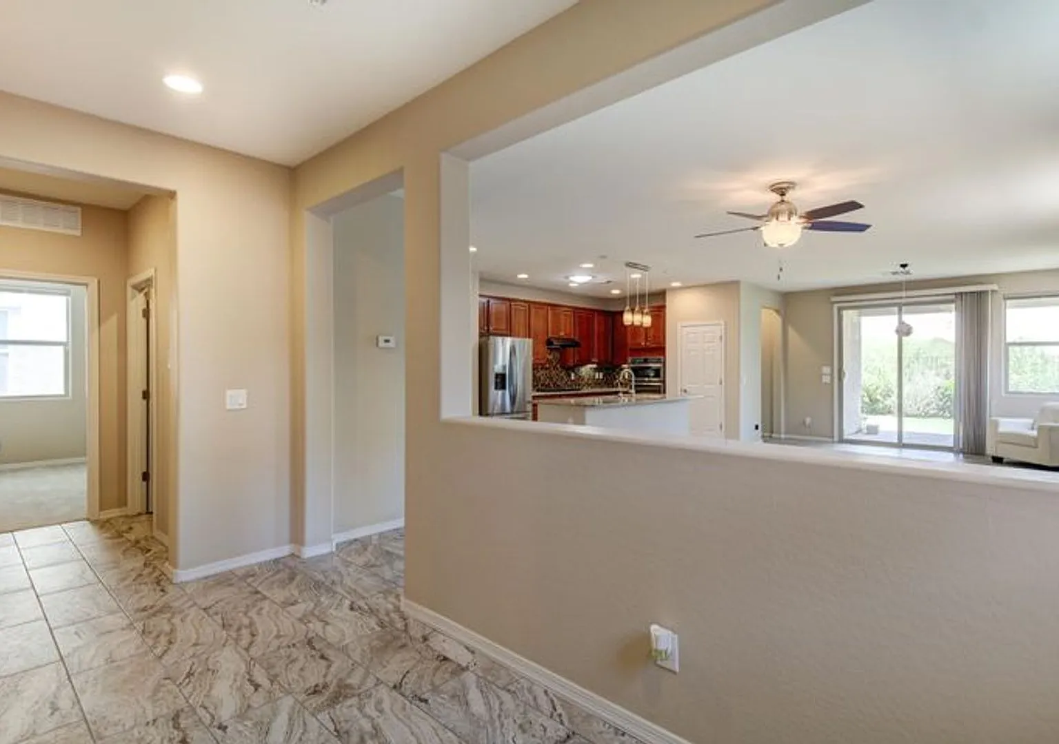 Gorgeous 3 bedroom, 2 bath plus a den on a premium view lot! — Photo 4