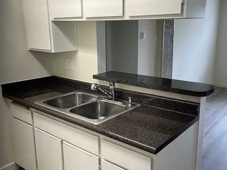 339 Vernon Ave — Photo 6