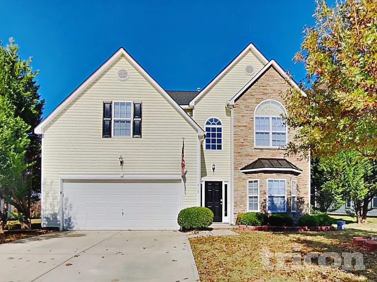 713 Southridge Dr — Photo 2