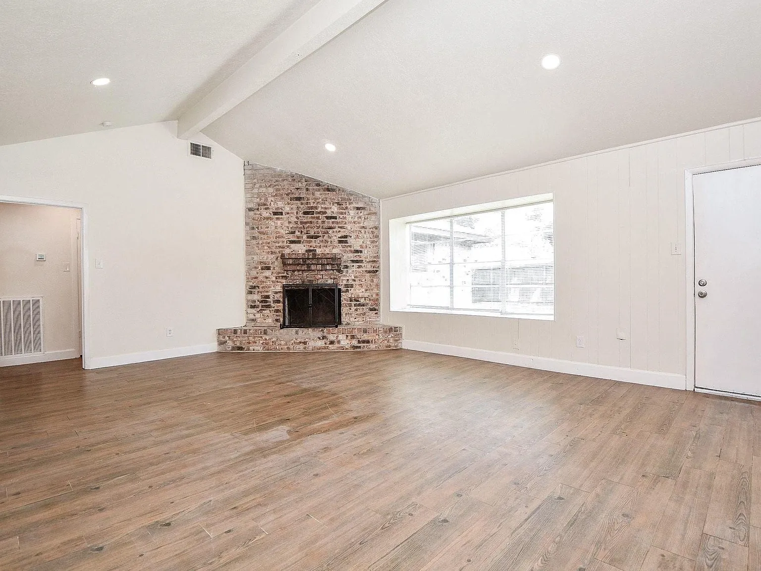5 bed, 2.0 bath, 1857 sqft, $2,600 — Photo 4