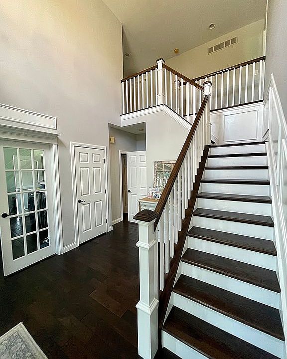 1st image of 939 Greenview Ct