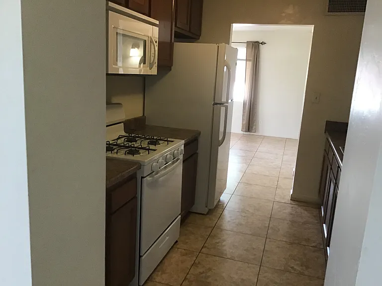 542 E Flores St — Photo 8