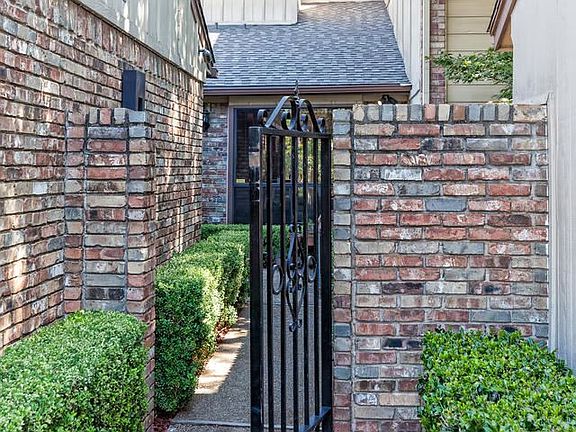 3rd image of 4512 Village Oak Dr