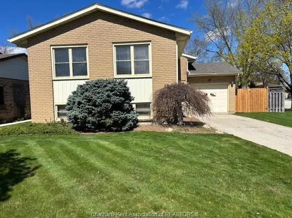 15 Monarch Dr, Chatham Kent, ON N7L 5G6