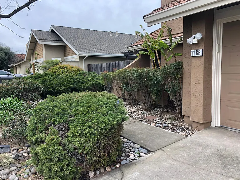 1186 Spruance St — Photo 4