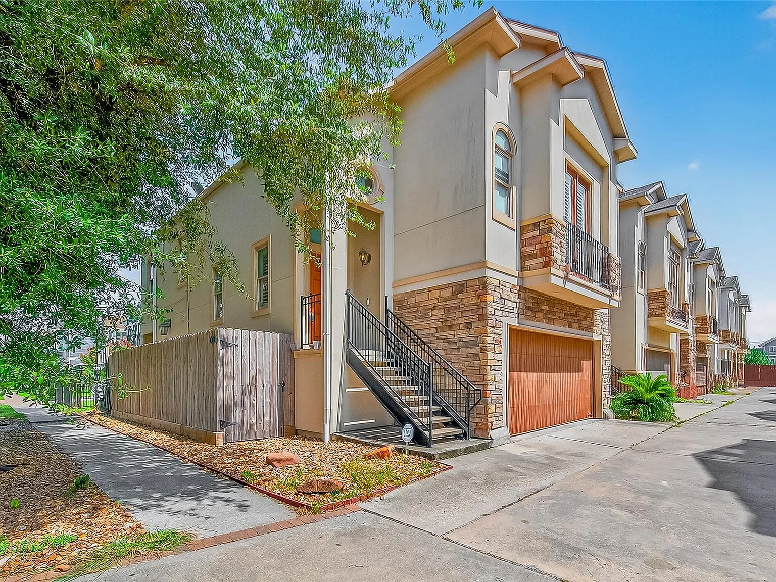3 bed, 2.5 bath, 1990 sqft, $3,100 — Photo 2