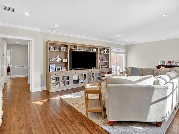 4th image of 4943 Riviera Dr