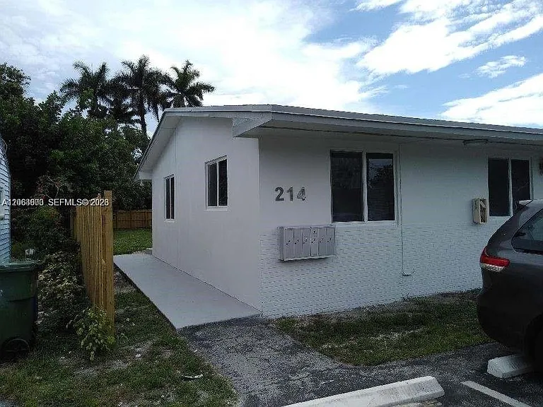 214 SE 8th St #3 — Photo 9