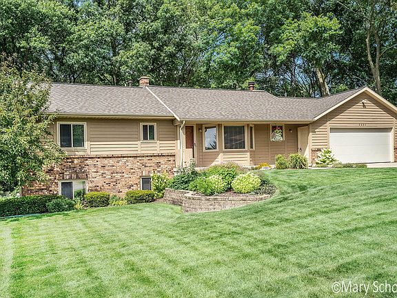 3rd image of 2401 Cedarcrest Dr NE