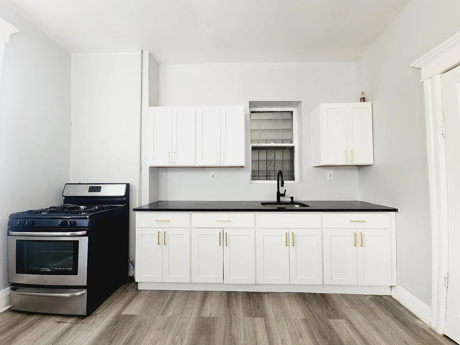 3 bed, 1000 sqft, $2,500 — Photo 2