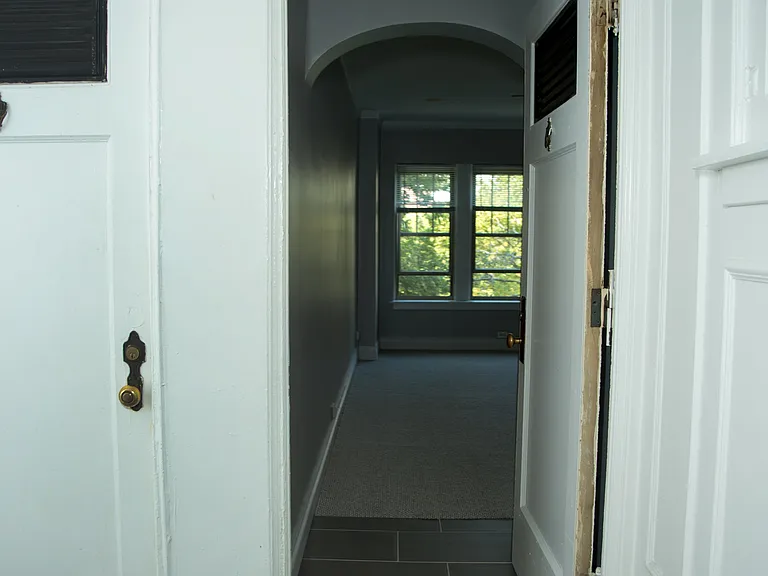 5737 N Kenmore Edgewater Apartments — Photo 11