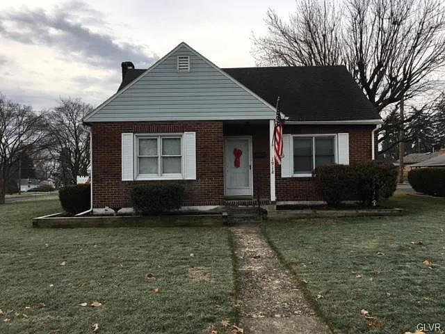 1918 Oxford Dr photo 1