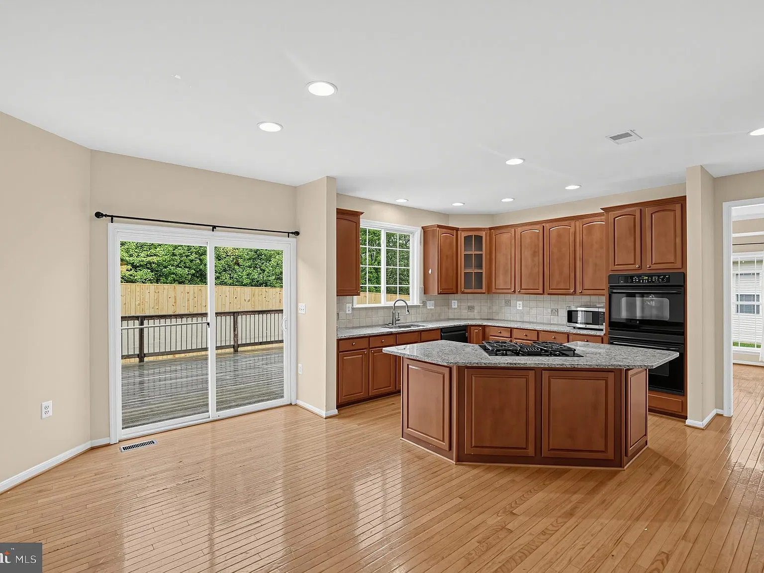 5 bed, 3.5 bath, 4371 sqft, $4,195 — Photo 4