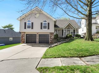 8007 NW 70th St, Kansas City, MO 64152