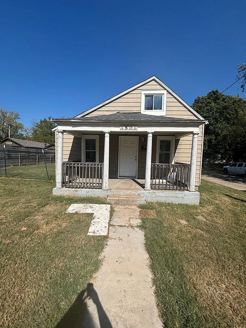 Charming 3-Bedroom Home with Fenced Backyard & Detached Garage! — Photo 1