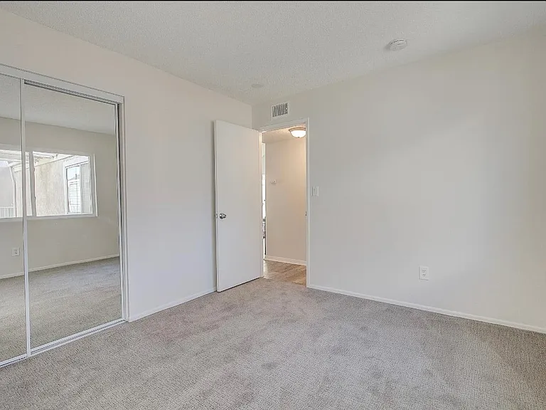 628 Daisy Ave #401 — Photo 9