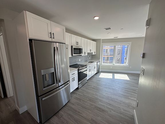 4th image of 200-204 Old Colony Ave #401