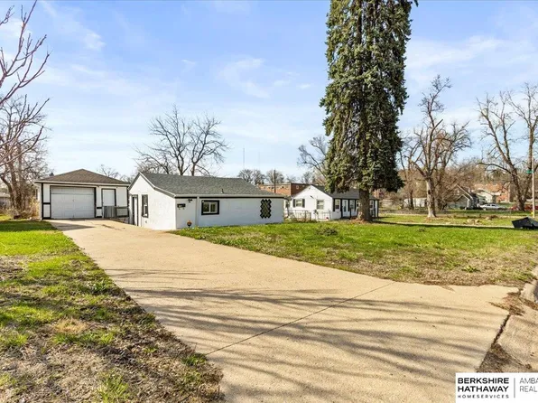 4156 N 61st St, Omaha, NE 68104