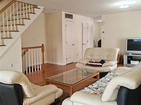 4th image of 558 Eltingville Boulevard