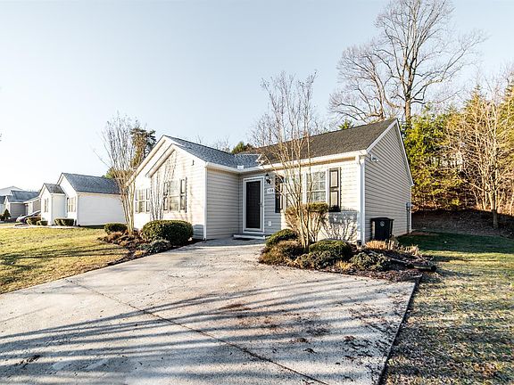 4th image of 128 Willard Way