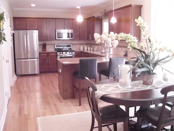 4th image of 8 Westbury Dr
