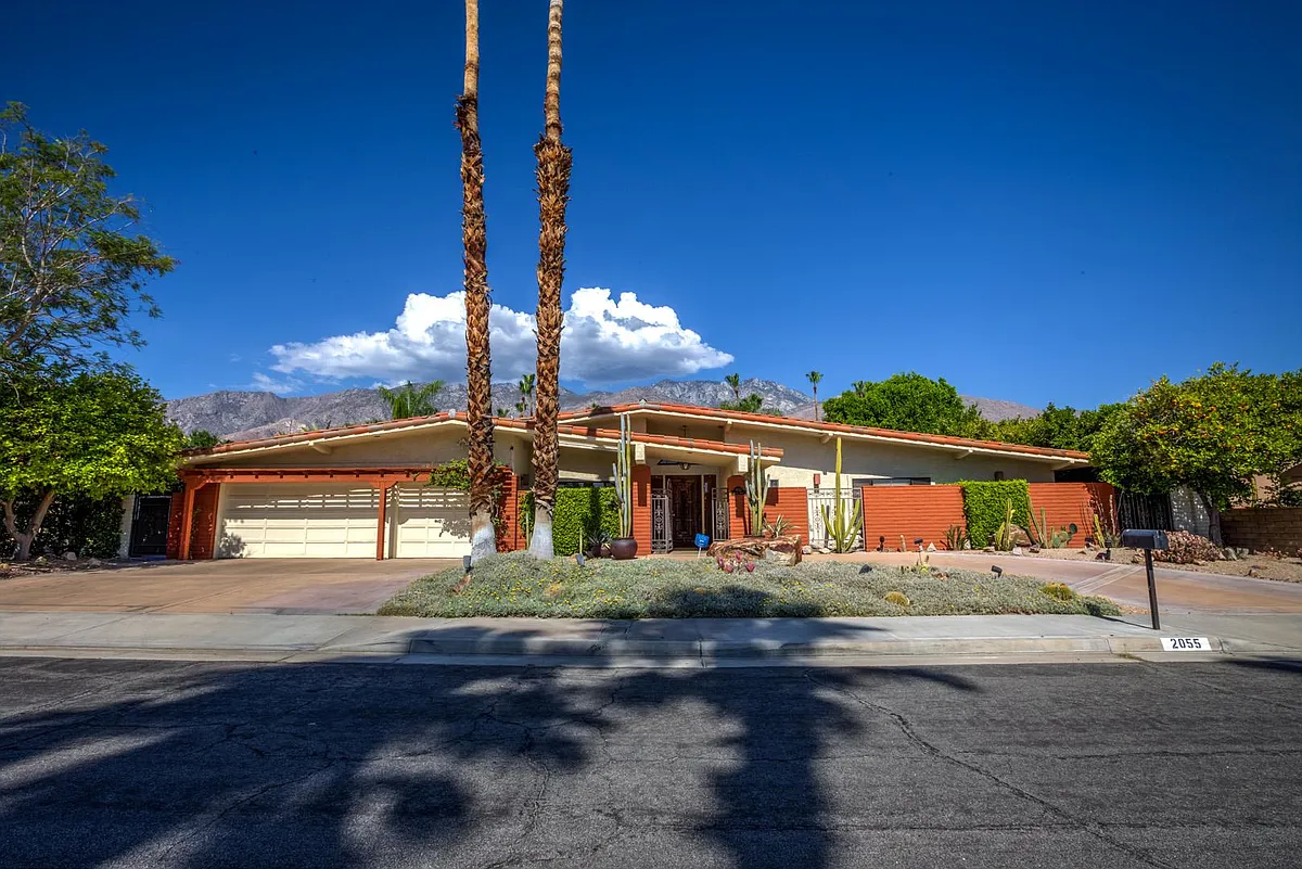 Spacious 3500 square foot home in Palm Springs best neighborhood, Canyon Estates. Receives sun longer in winter. - 2055 S Tulare Dr