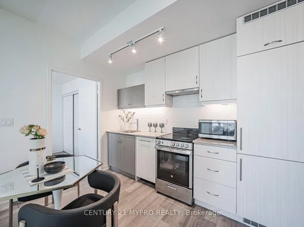 181 Huron St #1604, Toronto, ON M5T 0C1