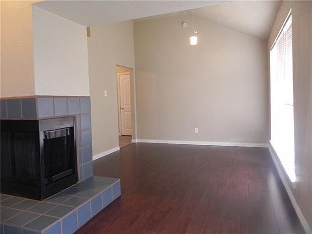 2nd image of 924 Manor Dr
