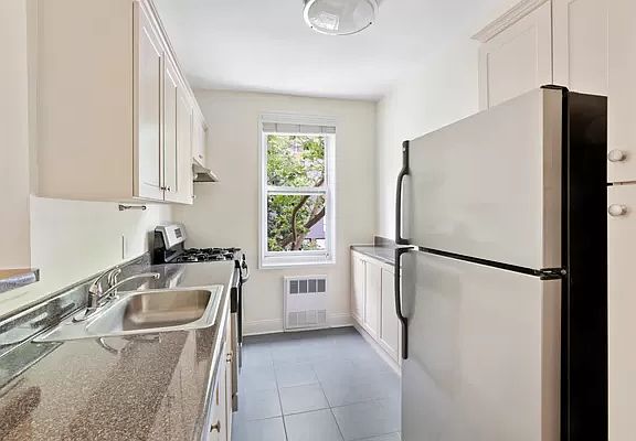 5th image of 616 E 18th St APT 2G