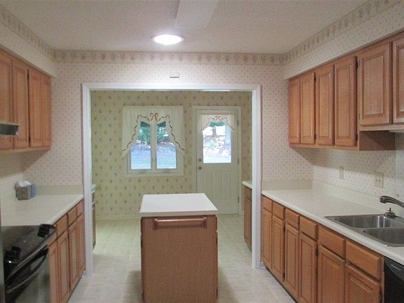 2nd image of 7 Creekdale Ct