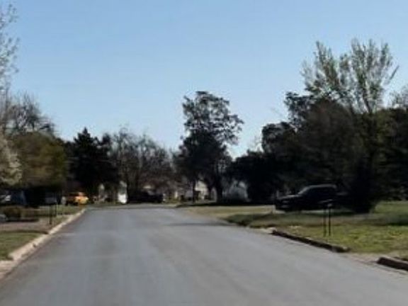 Exterior Neighborhood (street photo)