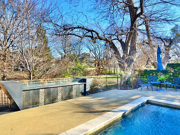5th image of 7013 Westmont Dr